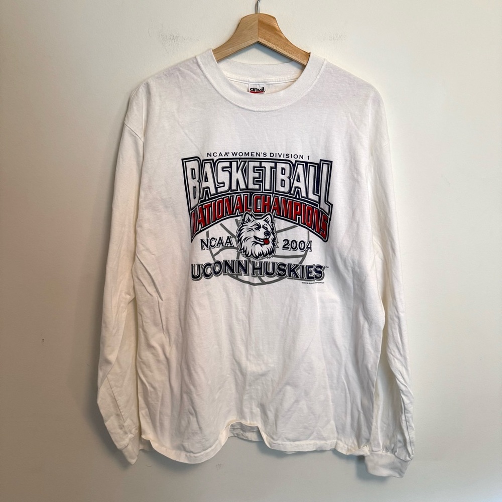 VTG UConn Huskies NCAA Women’s 2004 Basketball National Champions Graphic Tee